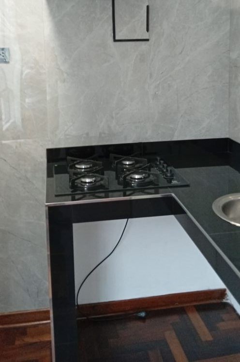 Campana extractora y cocina instaladas