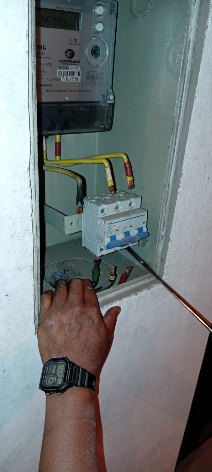 Conexiones de cables en caja de medidor
