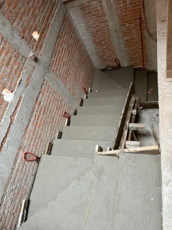 Escalera en construcción con acabado de cemento
