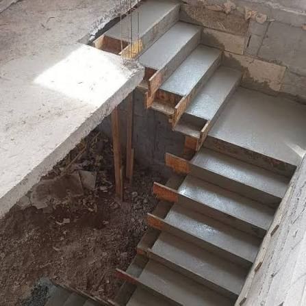Escalera de concreto en construcción