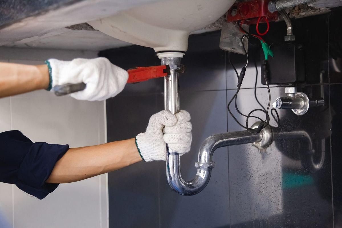 Bomba de agua y tanque instalados