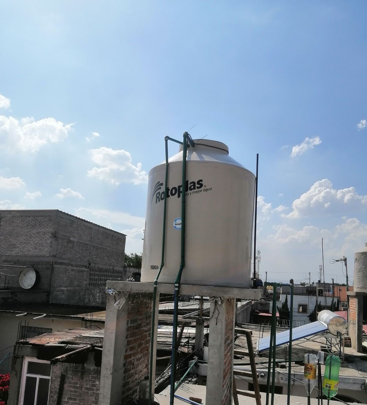 Gasfitero ajustando el sifón de un lavatorio