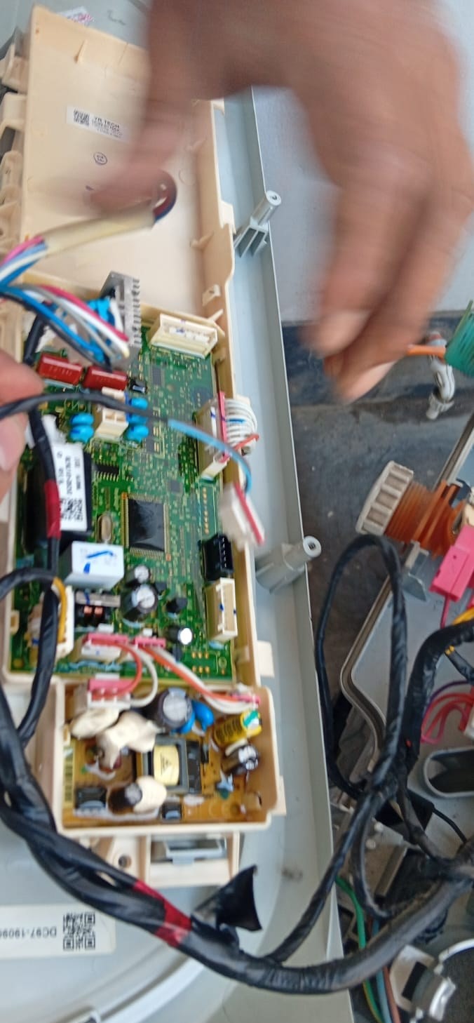 Revisión de la tarjeta electrónica de una lavadora