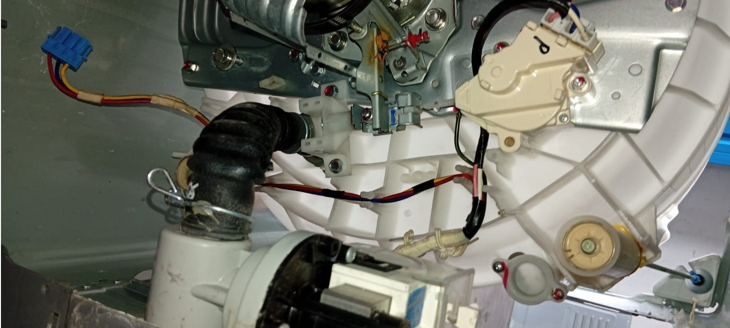 Motor y piezas de lavadora en revisión