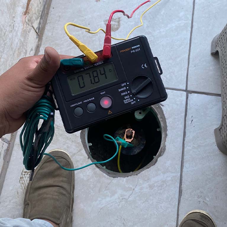 Medición con telurómetro en la caja de registro del pozo a tierra